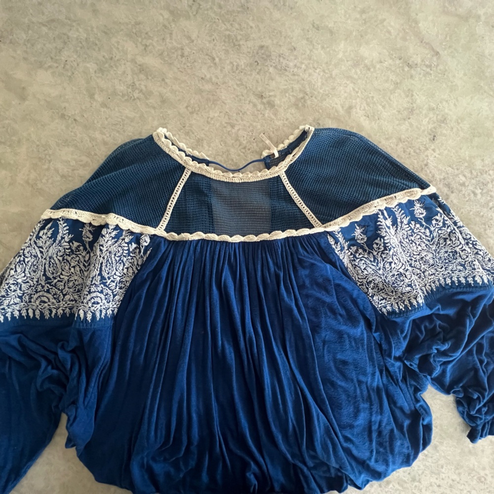 Adorable free people top! Really cute on. Comfortable style.
